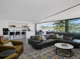 Booker Seaside Waterfront luxury -Pay 2, Stay 3 nights this WINTER, villa en Booker Bay