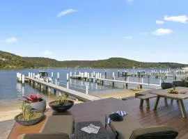 Riptides Booker Bay -Waterfront apartment, walk to shops & cafes