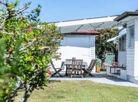 Bangalow Beach House - Ettalong, pet friendly, walk to beach,shops,cafes