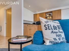 Chic and Bright Apartment Near the Water, budgethotell i Plymouth
