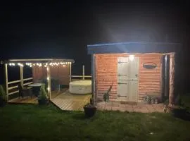 The original Sleeping Giant Lodge with hot tub & Alpacas、Ystradgynlaisのファームステイ