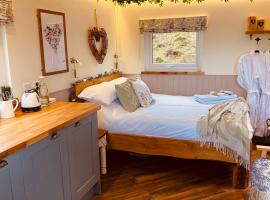 The original Sleeping Giant Lodge - Farm Stay, meet the animals, hotell i Ystradgynlais