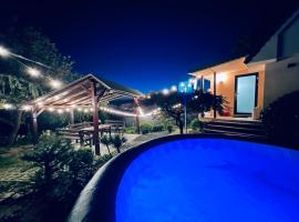 Útulný malý domček s vírivkou