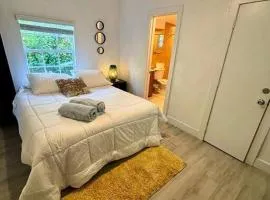 Quiet & Centrally located House - PRIVATE PARKING, LAUNDRY AND STORAGE FOR LUGGAGE