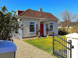 Crayfish Cottage 2 minute drive to the beach!, villa in Portrush