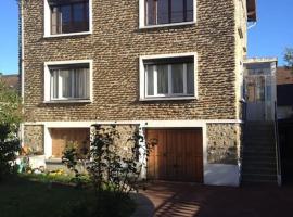 appartement de 50m2 grand et spacieux avec jardin, Hotel in Viry-Châtillon