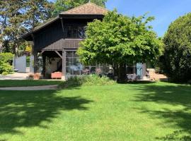'Le Petit Clos Suites'- Charming Garden Villa on Leman Lake, hótel í Nyon
