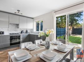 OnSiteStays - EARLY CHECK IN MAY - Modern 3 bed House, 2 x Parking, Garden, WIFI & dishwasher, hotell i Bromley