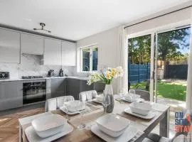 OnSiteStays - EARLY CHECK IN AUGUST - Modern 3 bed House, 2 x Parking, Garden, WIFI & dishwasher