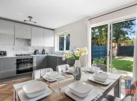 OnSiteStays - Modern 3 bed House, 2 x Parking, Garden, WIFI & dishwasher