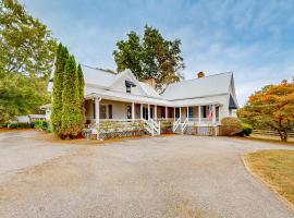 The Farmhouse at Overlook Farm, vacation home in Landrum