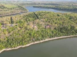 Table Rock Lakefront on 2 Acres with firepit, villa in Golden