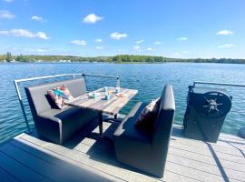 Luxury houseboat with beautiful views over the Mookerplas, barco em Middelaar