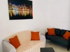 Charmant F2 en centre-ville avec parking, balcon et équipements modernes - FR-1-703-162