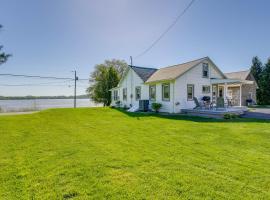 Idyllic Retreat with Lake Views - Near Marina!, feriebolig i Wrightsville