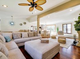 11 Mi to Slopes! Poconos Lake House with Beach, ξενοδοχείο σε Pocono Summit