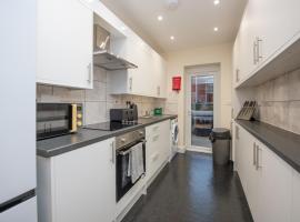 Sutton Cottage - 4BR 2Bath House Up to 9 Guests - Smart TV - Huge Bedrooms - Ideal for Contractors, hotel en Southampton