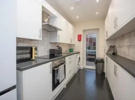 Sutton Cottage - 4BR 2Bath House Up to 9 Guests - Smart TV - Huge Bedrooms - Ideal for Contractors