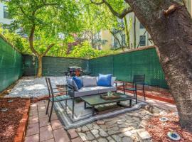 Newly Renovated 2BR w Rare Private Backyard and BBQ, vacation home in New York