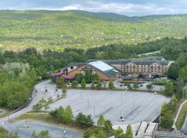 Six Flags Great Escape Lodge & Indoor Waterpark, resort in Queensbury