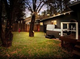 Modern Boho - Hot Tub - 9 min to Downtown, ξενοδοχείο στο Φλάγκσταφ