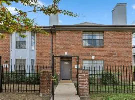 Montrose 2-Unit Retreat 4BR Sleeps 20 Near DT