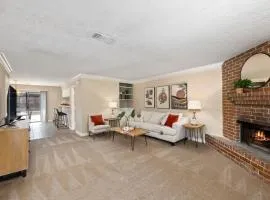 Montrose Dual Townhomes 4BR Sleeps 20 w 2 Kitchens & Parking