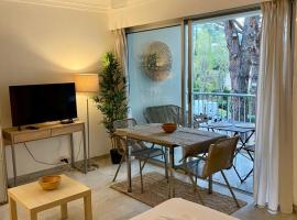 Studio à Golfe Juan, terrace, piscine, près plages, хотел в Валорис