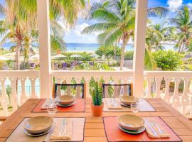 La Belle Bleue direct access to Orient Bay beach swimming pool, 2 bedrooms、オリエントベイのホテル
