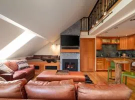 The Ikon Lofted Studio with King Bed and Patio