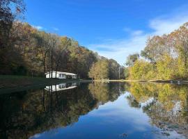 New Waterfront Cabin, 62 Acre, King Beds, Fire pit, Hiking, villa in Columbia