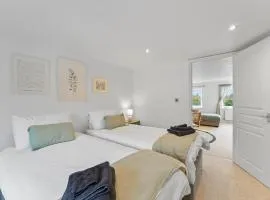 Sea La Vie - central home w BBQ, Sunny Patio, Luxurious interiors and seconds from Beach