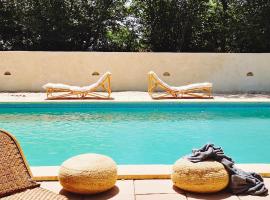1700's Country House with large Private Pool & Gardens, hotel in Villeneuve-dʼAveyron