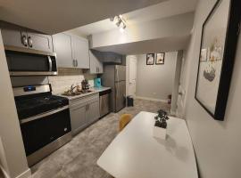 Deluxe 2 bedroom suite with*Netflix/Cable/Prime, hotel in Edmonton