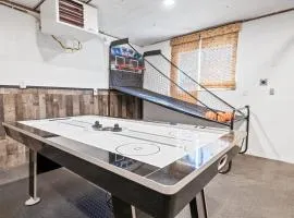 Sugarwood -Cozy and relaxing cabin that sits on a tranquil lot! Ping pong and Air Hockey Table!