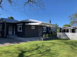 Walnut House (whole 5 bedroom house), hotel a Havelock North