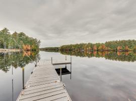 Waterfront Lake Arrowhead Cabin with Dock and Fire Pit, hotell med parkering i North Waterboro