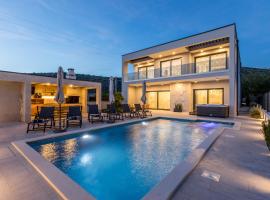 Luxury Villa Diana with heated pool and jacuzzi, ξενοδοχείο σε Dograde