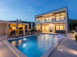 Luxury Villa Diana with heated pool and jacuzzi