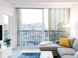 Modern, Bright & Beautiful, 1 Bedroom Downtown Apt with Rooftop Patio