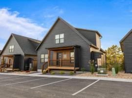 Twilight Ridge home: Hollister şehrinde bir otoparklı otel