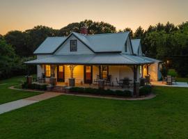 The Bulldog Farmhouse 100 year old home, villa in Athens