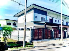 Corner Lot Terrace House Taman Bahagia Batu 7 (2Min to Airport): Sandakan şehrinde bir otel