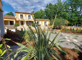 le Mas Provençal, bed & breakfast σε Regusse