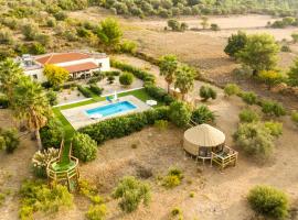 Villa Elia with pool, Yurt and sea views, hotelli Kosin kaupungissa lähellä maamerkkiä Paleo Pili