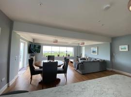 Inis Mor, Aran Islands Luxury 5 bedroom with Seaviews, Ferienhaus in Killeany