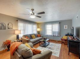 Missouri Escape with Furnished Patio, Near Downtown!, βίλα σε Nevada