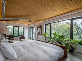 Cozy BNB - Halifax Rooftop - The King Penthouse Room, hotel en Halifax