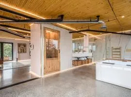 Cozy BNB - Halifax Rooftop - The King Penthouse Room