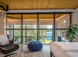 Cozy BNB - Halifax Rooftop - The Sunrise Room, hotel sa hidromasažnim kadama u gradu Halifaks